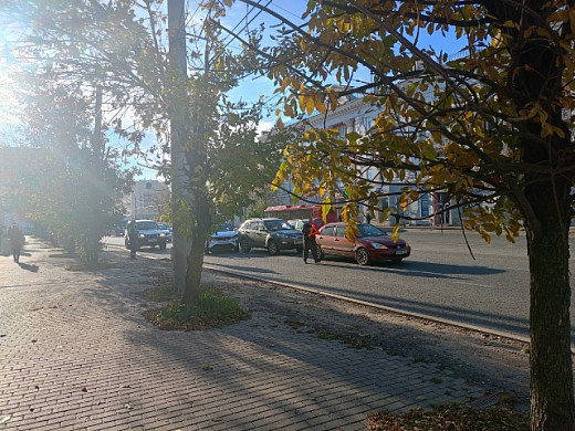 На проспекте Ленина в Иванове столкнулись 3 иномарки